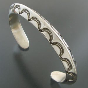 画像2: ナバホ族：三角スタンプバングル【Clendon Pete】