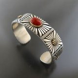 ナバホ族：コーラル（血赤珊瑚）バングル【Marco Begaye】