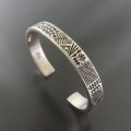 ナバホ族：9.5mmx3.2mm幾何学模様バングル【Norbert Peshlakai】