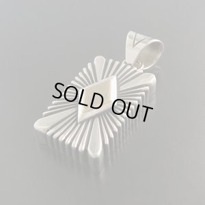 画像1: ナバホ族：No1フラットワイヤー14KWダイヤモンドサンバーストペンダント