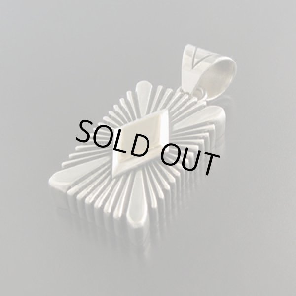 画像1: ナバホ族：No1フラットワイヤー14KWダイヤモンドサンバーストペンダント