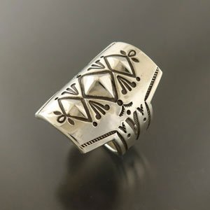 画像: ナバホ族：エンボスハンドスタンプリング【Clendon Pete】25.5号