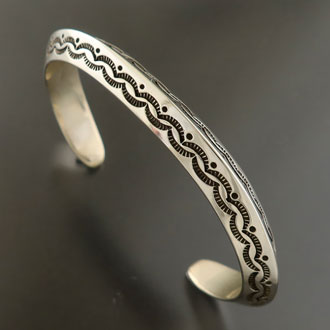 画像2: ナバホ族：三角スタンプバングル【Clendon Pete】